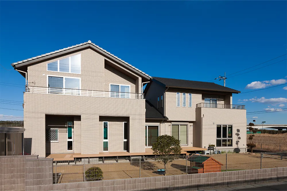 
                            家族をつなぐ中庭のあるナチュラルコートハウス                          