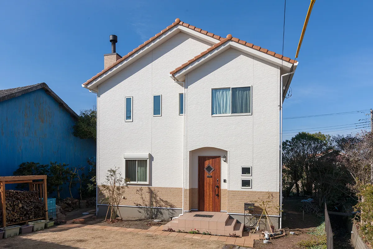 
                            自然素材に包まれた趣味とアウトドアを愛する暮らし                          