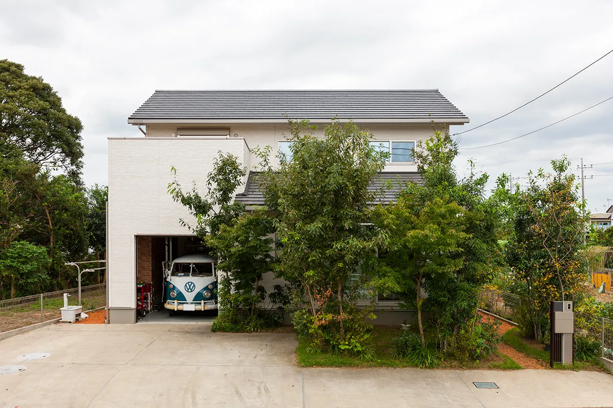 
                            趣味と子育てを楽しむガレージのあるナチュラルハウス                          