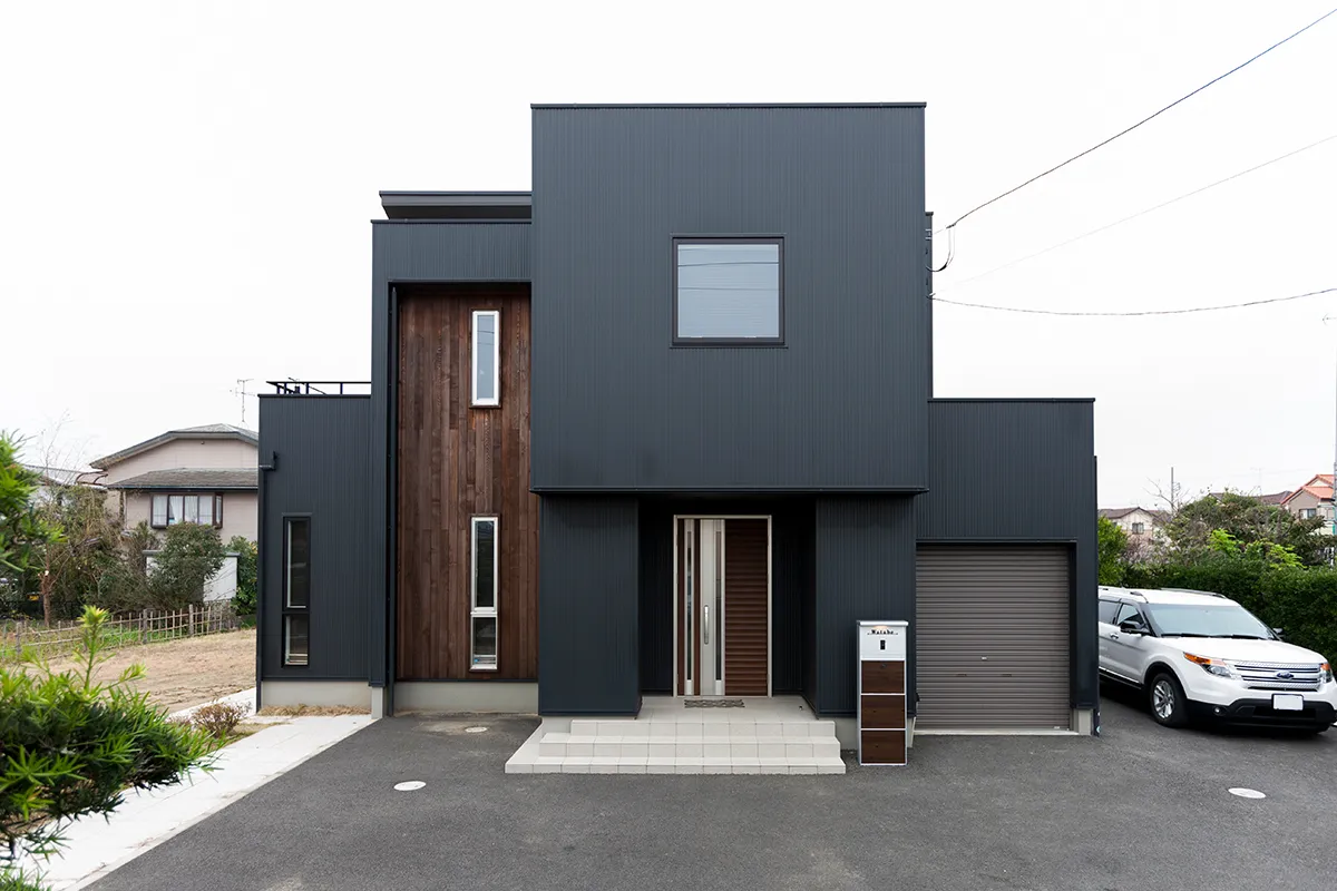 
                            アウトドア家族のバイク&カーガレージ邸                          