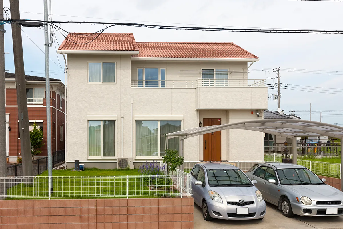 
                            空に向かって伸びる子どもと共に成長する住宅                          