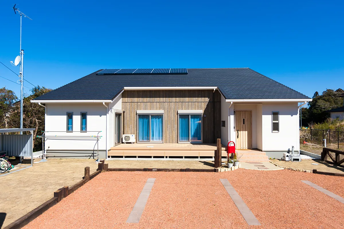 
                            家族をつなぐ太陽光で賢く暮らすナチュラル住宅                          