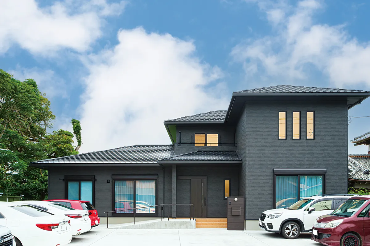 和モダンテイストの家族の絆を育む二世帯邸
