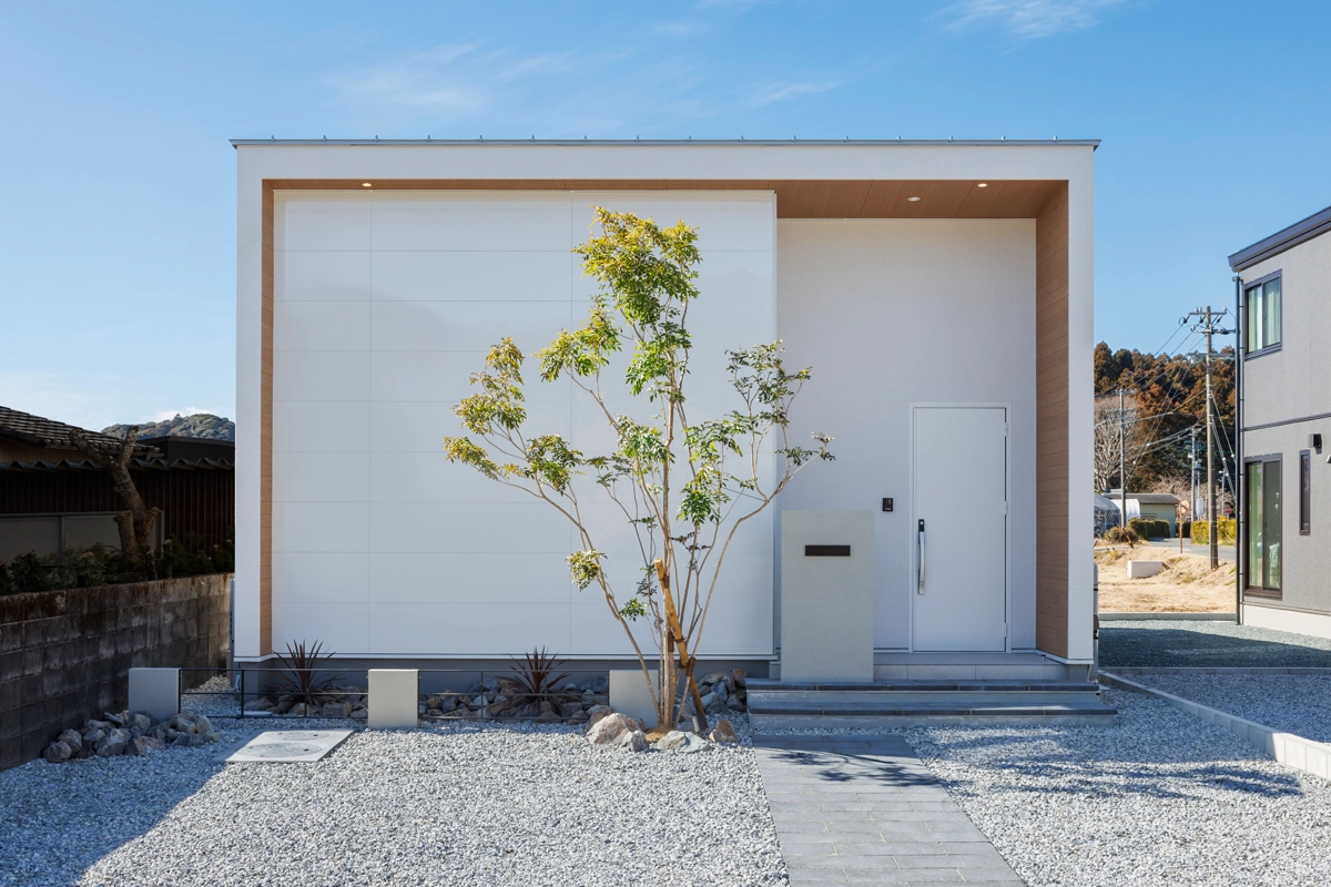 白と木が響き合う、ミラーファサードの平屋