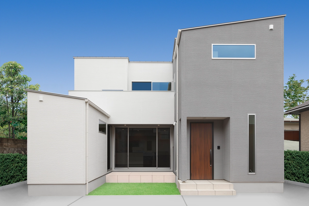 
                            素材の美しさを愉しむ、ライトグレーのナチュラルモダンハウス                          